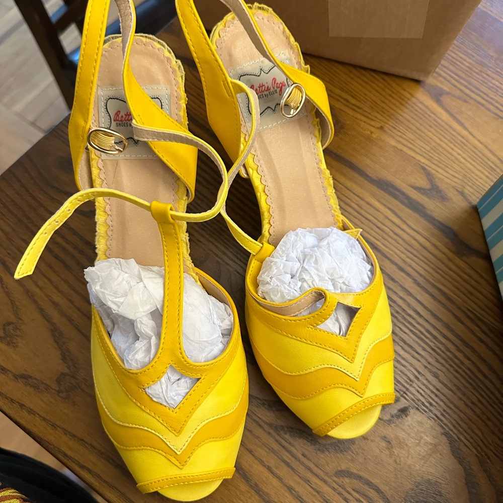 Bettie Page new in box yellow 4” T strap heels size 10